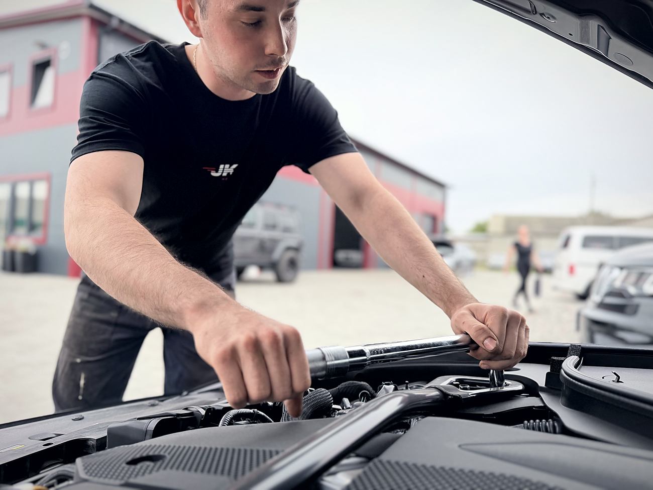 Mechanik JKN Motors pracujący precyzyjnie w komorze silnika
